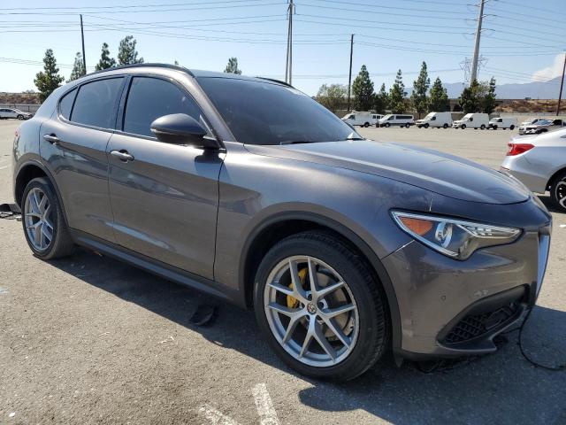 ZASFAKNN1J7B70035 - 2018 ALFA ROMEO STELVIO TI SPORT GRAY photo 4