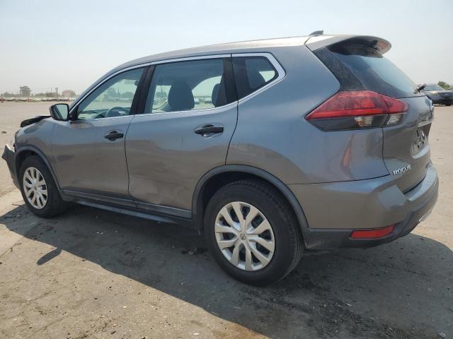 KNMAT2MT6JP576048 - 2018 NISSAN ROGUE S Серый фото 2