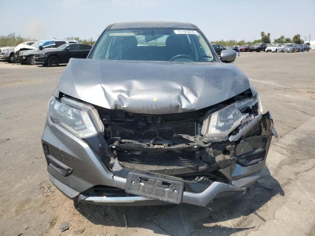 KNMAT2MT6JP576048 - 2018 NISSAN ROGUE S Серый фото 5