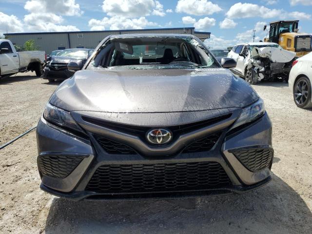 4T1G11AK5PU799578 - 2023 TOYOTA CAMRY SE NIGHT SHADE SILVER photo 5