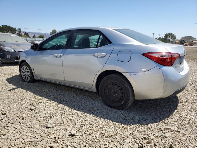 2T1BURHE9JC044068 - 2018 TOYOTA COROLLA L SILVER photo 2