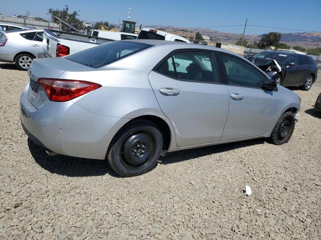 2T1BURHE9JC044068 - 2018 TOYOTA COROLLA L SILVER photo 3