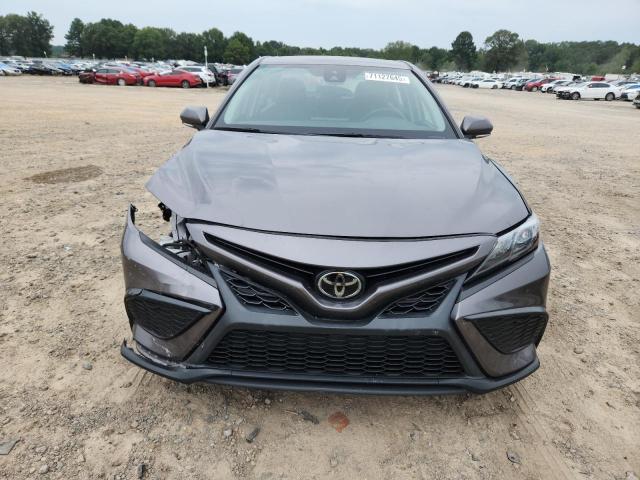 4T1G11AK5NU708127 - 2022 TOYOTA CAMRY SE GRAY photo 5