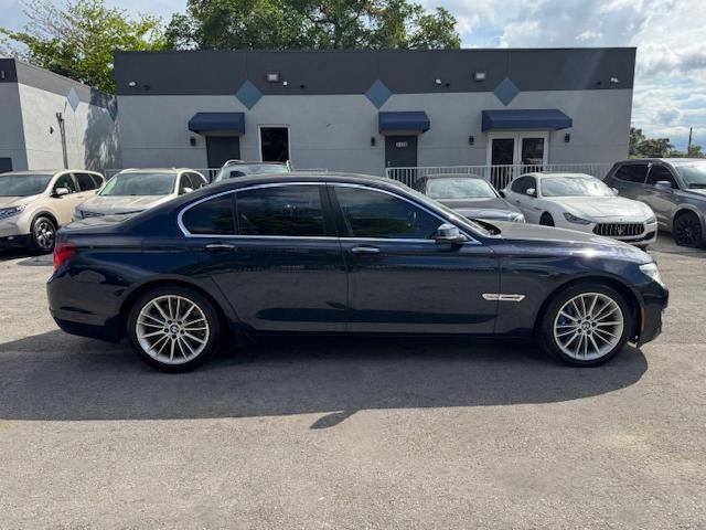 WBAYB6C5XFD965910 - 2015 BMW 750 XI BLUE photo 13
