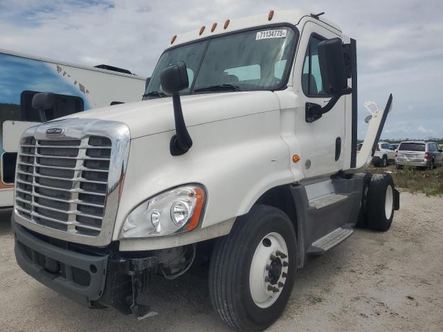 1FUBGEDV3GLHC5664 - 2016 FREIGHTLINER CASCADIA 1 أبيض صورة 2