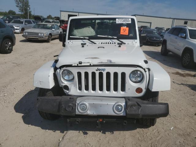 1C4BJWEG4DL609630 - 2013 JEEP WRANGLER UNLIMITED SAHARA WHITE photo 5