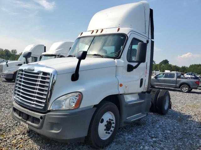 1FUBGEDV4FLGH4805 - 2015 FREIGHTLINER CASCADIA WHITE photo 2
