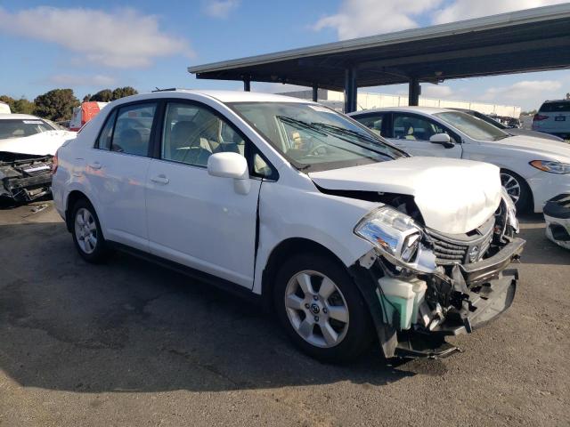 3N1BC11E28L359366 - 2008 NISSAN VERSA S WHITE photo 4