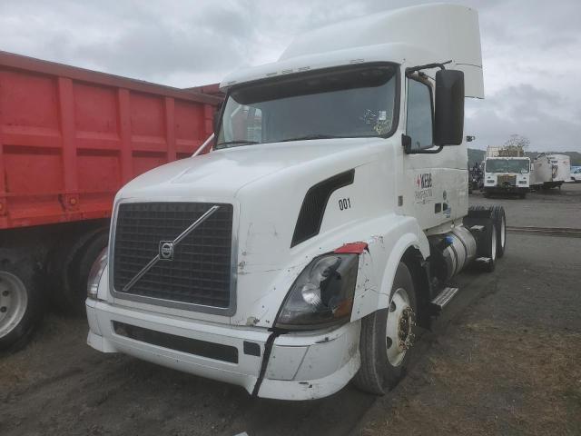 4V4NC9EH9FN188162 - 2015 VOLVO VN VNL WHITE photo 2