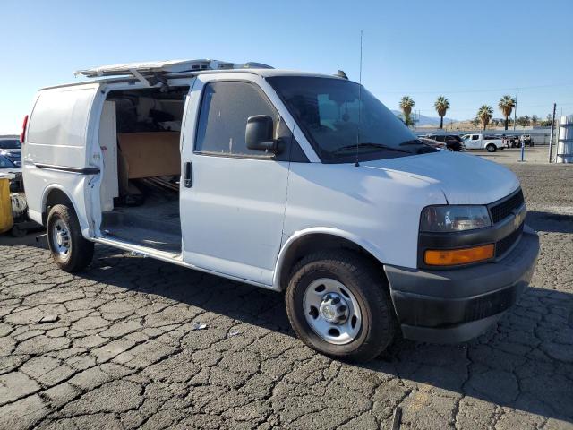 1GCWGAFG6L1275015 - 2020 CHEVROLET EXPRESS G2 WHITE photo 4