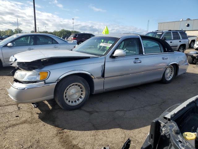 1LNHM81W81Y739155 - 2001 LINCOLN TOWN CAR EXECUTIVE SILVER photo 1