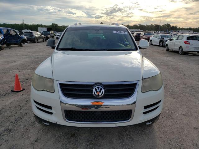 WVGFM77L89D037130 - 2009 VOLKSWAGEN TOUAREG 2 V6 TDI WHITE photo 5