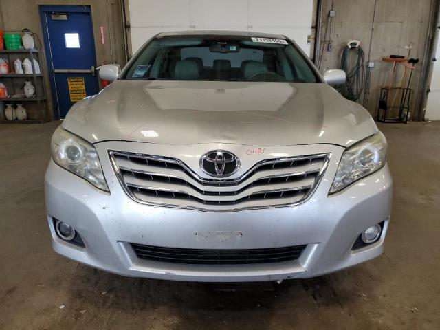 4T1BK3EK1BU627733 - 2011 TOYOTA CAMRY SE SILVER photo 5