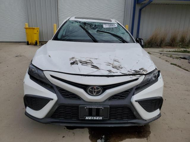 4T1T11AK0PU814678 - 2023 TOYOTA CAMRY SE NIGHT SHADE WHITE photo 5