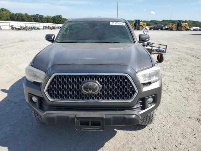 5TFCZ5AN4JX157890 - 2018 TOYOTA TACOMA DOUBLE CAB Gris foto 5