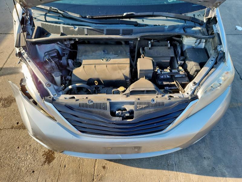 5TDKK3DC3BS085697 - 2011 TOYOTA SIENNA LE Gümüş foto 12