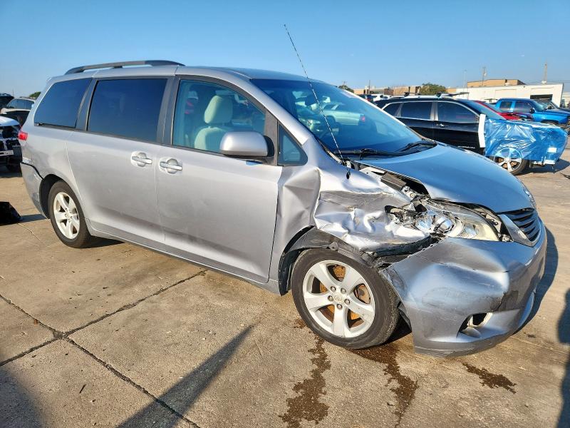 5TDKK3DC3BS085697 - 2011 TOYOTA SIENNA LE Gümüş foto 4
