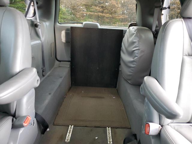 2C4GP54L64R611741 - 2004 CHRYSLER TOWN & COU TOURING 银色 照片 10