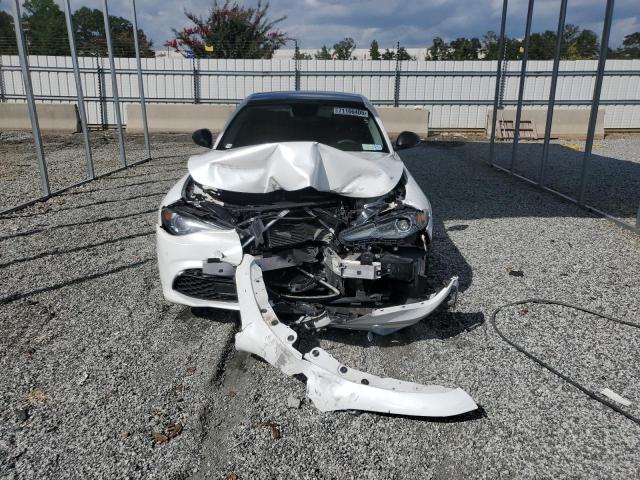 ZARFAEEN1J7597733 - 2018 ALFA ROMEO GIULIA TI Q4 WHITE photo 5