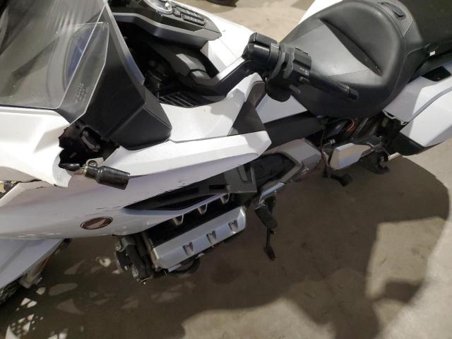 JH2SC7987JK000009 - 2018 HONDA GL1800 D WHITE photo 9