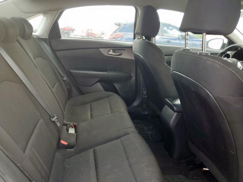 3KPF24AD0ME348567 - 2021 KIA FORTE FE WHITE photo 10