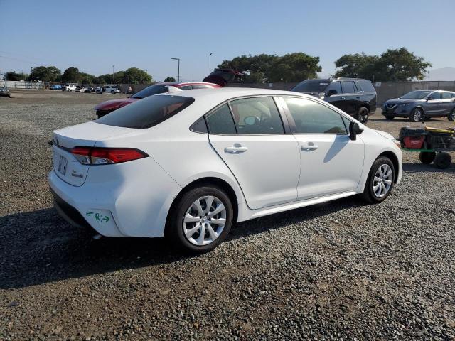 JTDBCMFE6R3049564 - 2024 TOYOTA COROLLA LE WHITE photo 3
