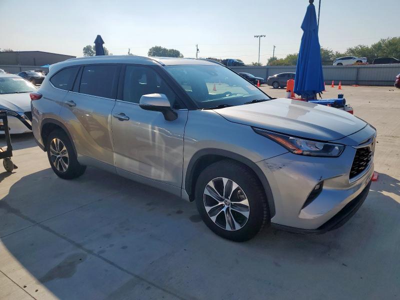 5TDGZRAH4LS502122 - 2020 TOYOTA HIGHLANDER XLE Plata foto 4