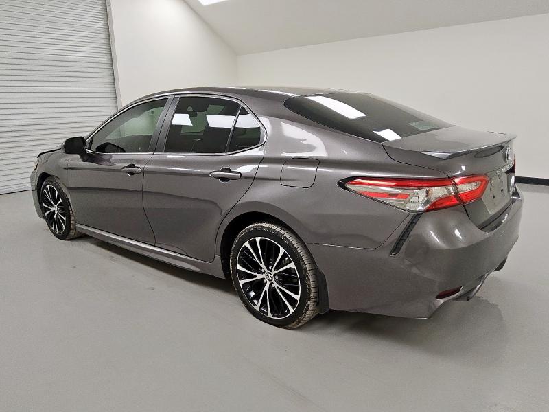 4T1B11HK1JU046055 - 2018 TOYOTA CAMRY L GRAY photo 2