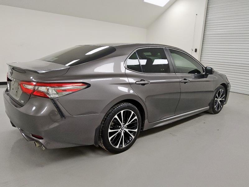 4T1B11HK1JU046055 - 2018 TOYOTA CAMRY L GRAY photo 3