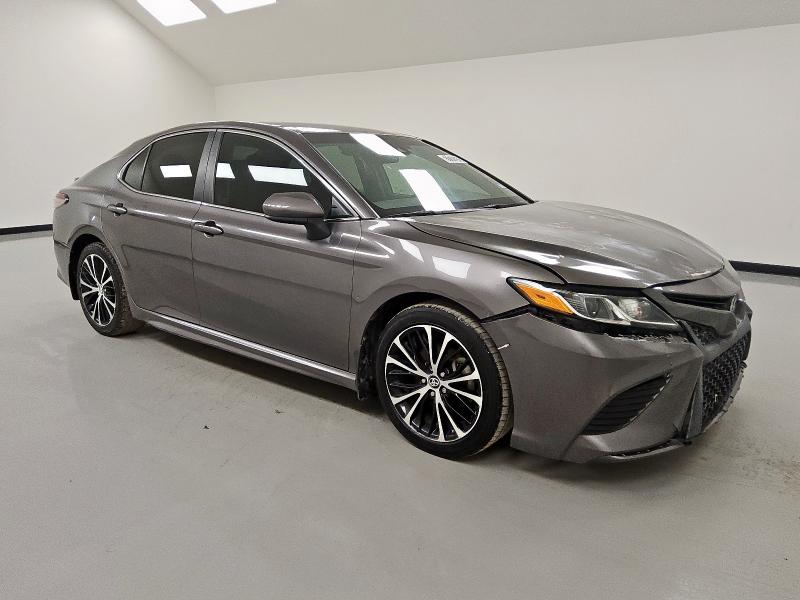 4T1B11HK1JU046055 - 2018 TOYOTA CAMRY L GRAY photo 4