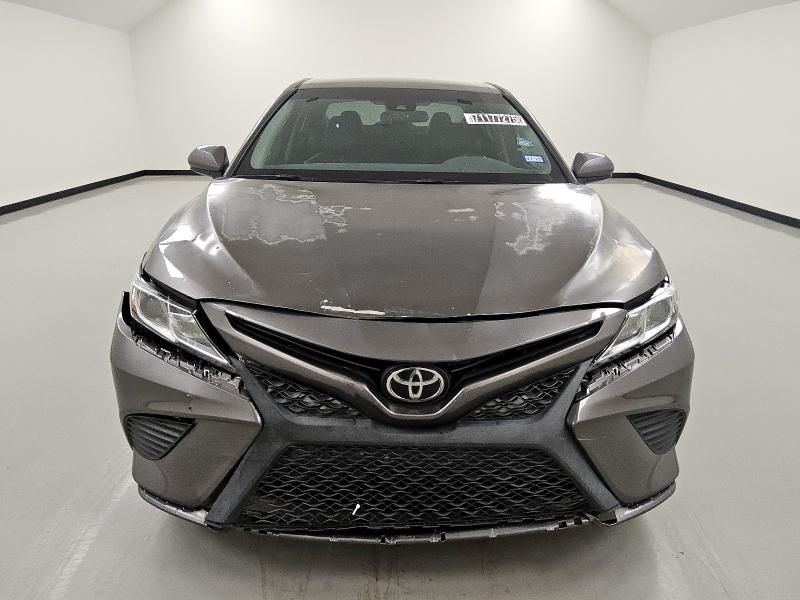 4T1B11HK1JU046055 - 2018 TOYOTA CAMRY L GRAY photo 5