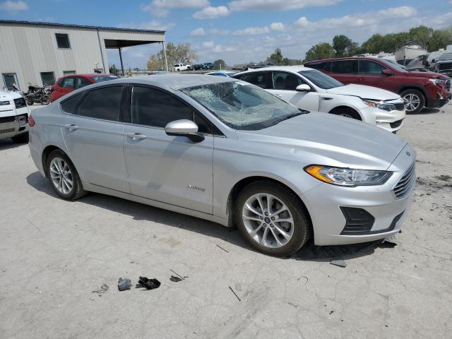 3FA6P0LU8KR137748 - 2019 FORD FUSION SE SILVER photo 4