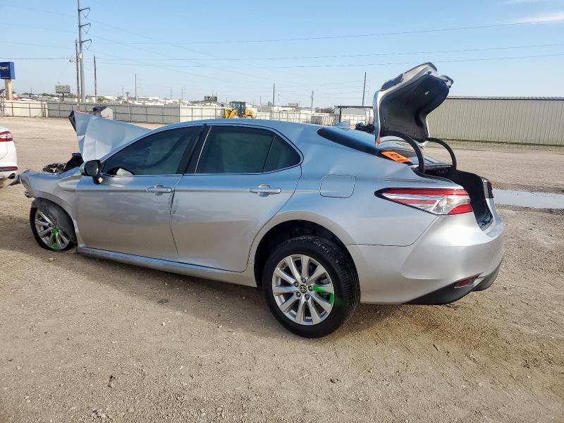 4T1C11AK2LU981490 - 2020 TOYOTA CAMRY LE SILVER photo 2