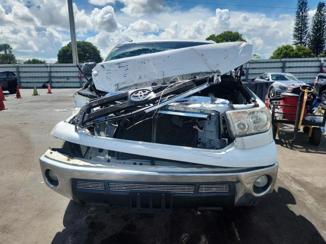 5TFRM5F16BX033734 - 2011 TOYOTA TUNDRA DOUBLE CAB SR5 WHITE photo 5