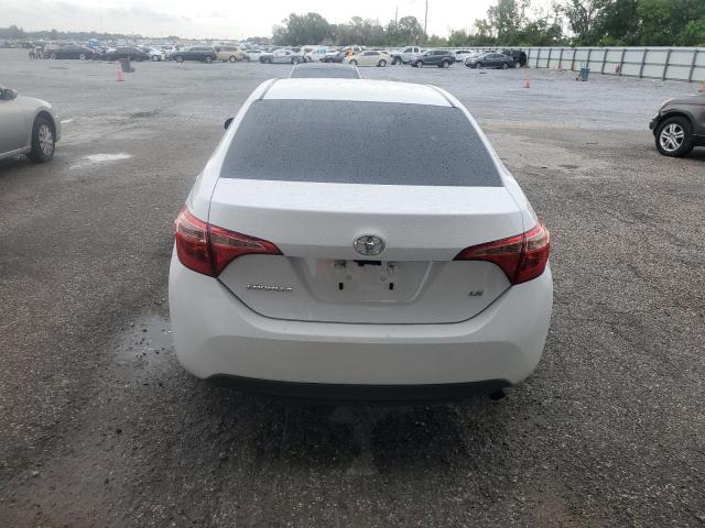 5YFBURHE5JP851249 - 2018 TOYOTA COROLLA L WHITE photo 6