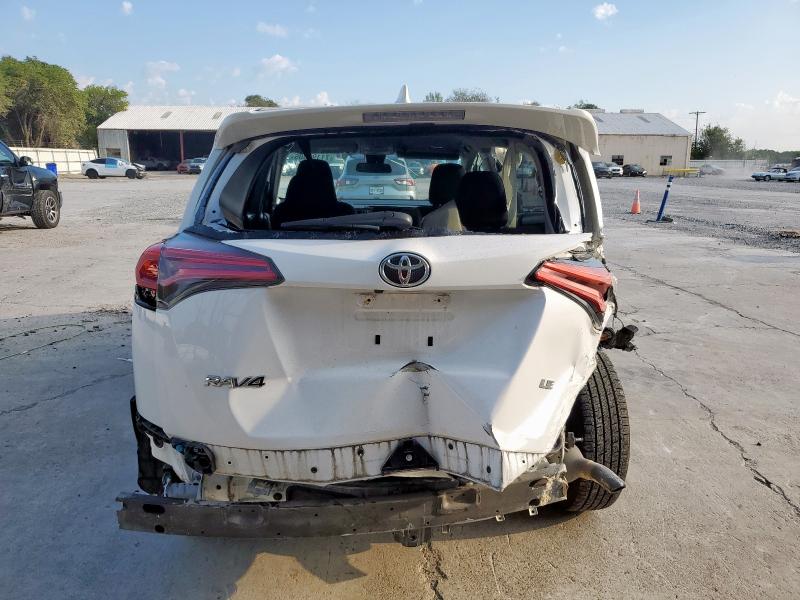 2T3ZFREV0JW464840 - 2018 TOYOTA RAV4 LE Weiß Foto 6