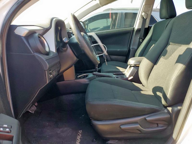 2T3ZFREV0JW464840 - 2018 TOYOTA RAV4 LE Weiß Foto 7