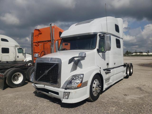 4V4NC9TK08N485841 - 2008 VOLVO VN VNL WHITE photo 2