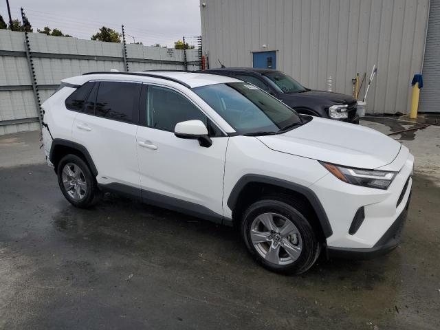 4T3RWRFV2RU158832 - 2024 TOYOTA RAV4 XLE WHITE photo 4