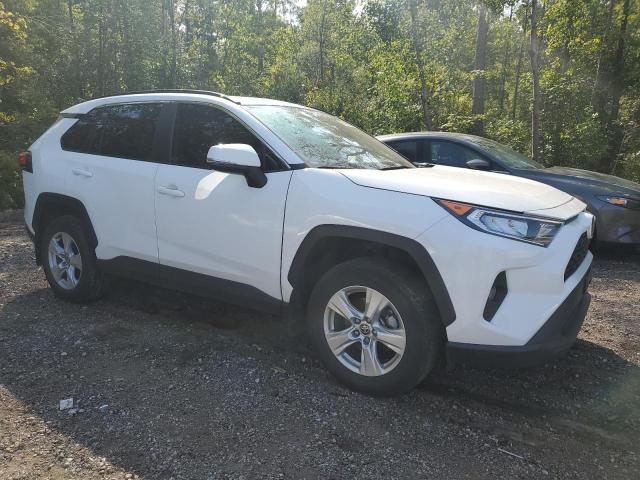 2T3R1RFV8MC196770 - 2021 TOYOTA RAV4 XLE WHITE photo 4