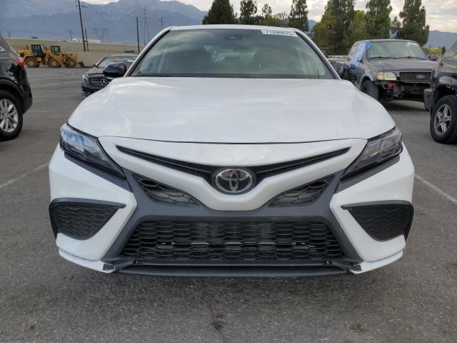 4T1G11AK2RU261276 - 2024 TOYOTA CAMRY SE NIGHT SHADE WHITE photo 5