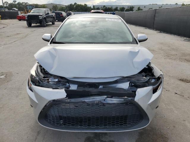 5YFEPMAE9MP269290 - 2021 TOYOTA COROLLA LE 银色 照片 5