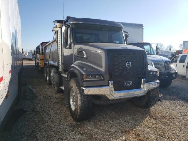 4V5KC9EH1NN295574 - 2022 VOLVO VHD CHARCOAL photo 1