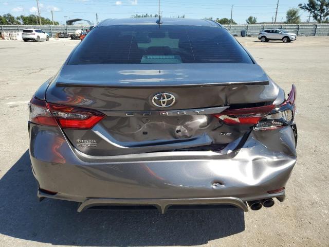 4T1T11AK5NU702293 - 2022 TOYOTA CAMRY SE CHARCOAL photo 6