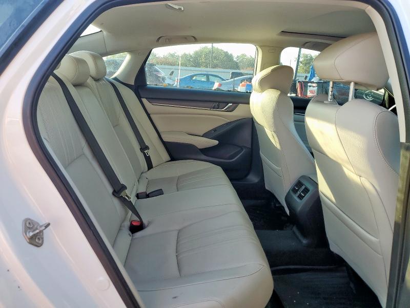 1HGCV1F98JA021069 - 2018 HONDA ACCORD TOURING WHITE photo 10