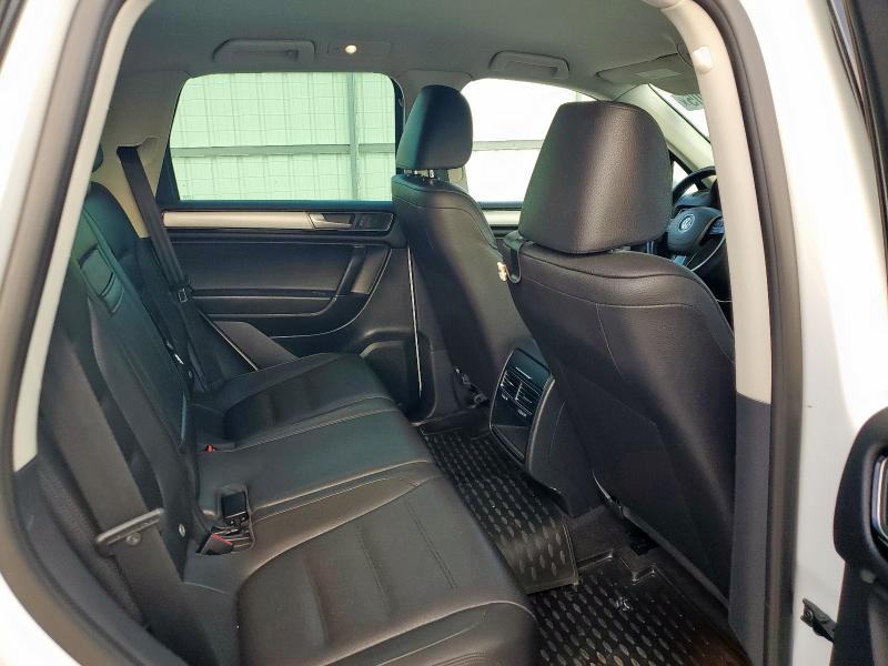 WVGEF9BP0FD005389 - 2015 VOLKSWAGEN TOUAREG V6 WHITE photo 11