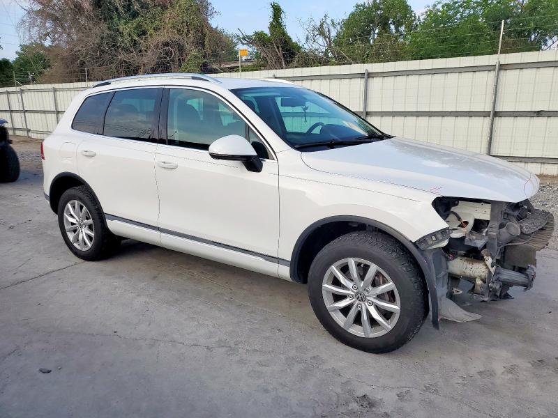 WVGEF9BP0FD005389 - 2015 VOLKSWAGEN TOUAREG V6 WHITE photo 4