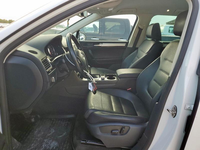 WVGEF9BP0FD005389 - 2015 VOLKSWAGEN TOUAREG V6 WHITE photo 7