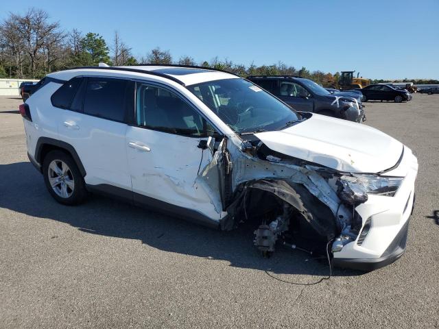 2T3P1RFV7KW003835 - 2019 TOYOTA RAV4 XLE WHITE photo 4