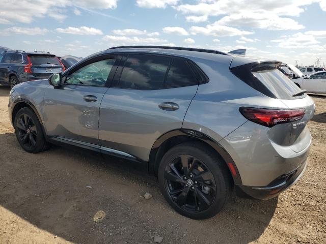 LRBFZPR40PD200473 - 2023 BUICK ENVISION ESSENCE Gris foto 2